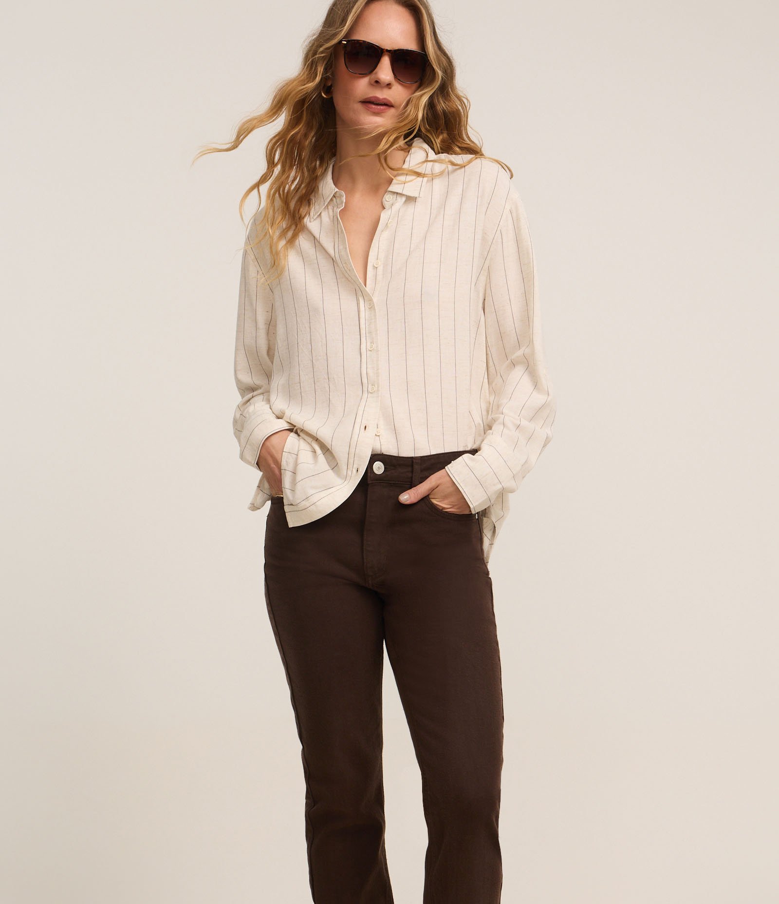 Calça Slim Cintura Média em Jeans com Elastano e Fenda Marrom 2