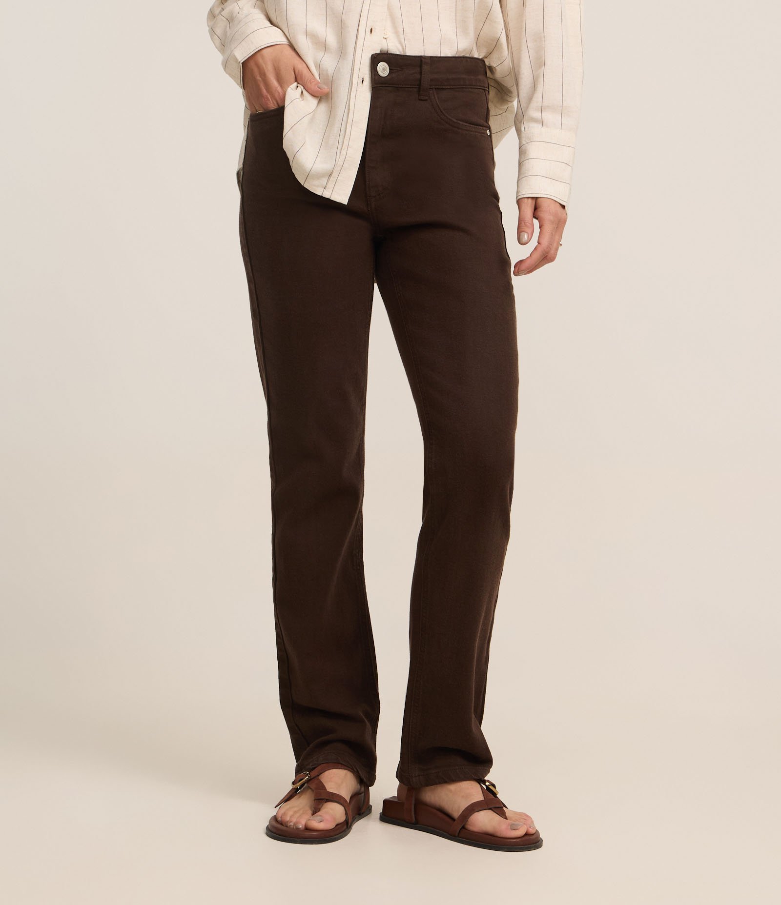 Calça Slim Cintura Média em Jeans com Elastano e Fenda Marrom 3