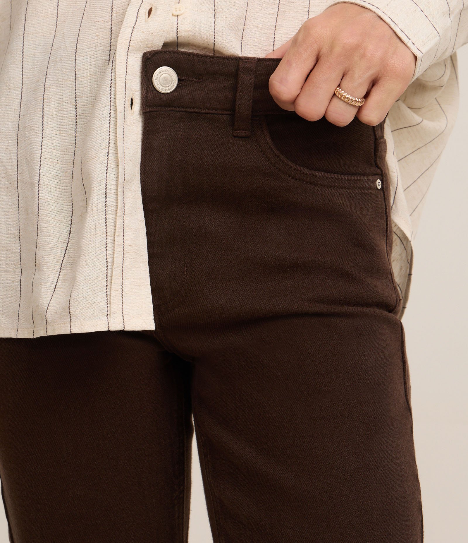 Calça Slim Cintura Média em Jeans com Elastano e Fenda Marrom 4