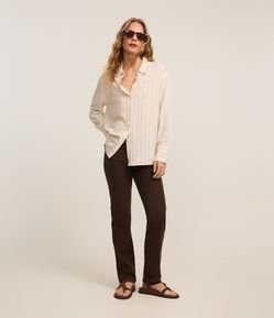 Calça Slim Cintura Média em Jeans com Elastano e Fenda