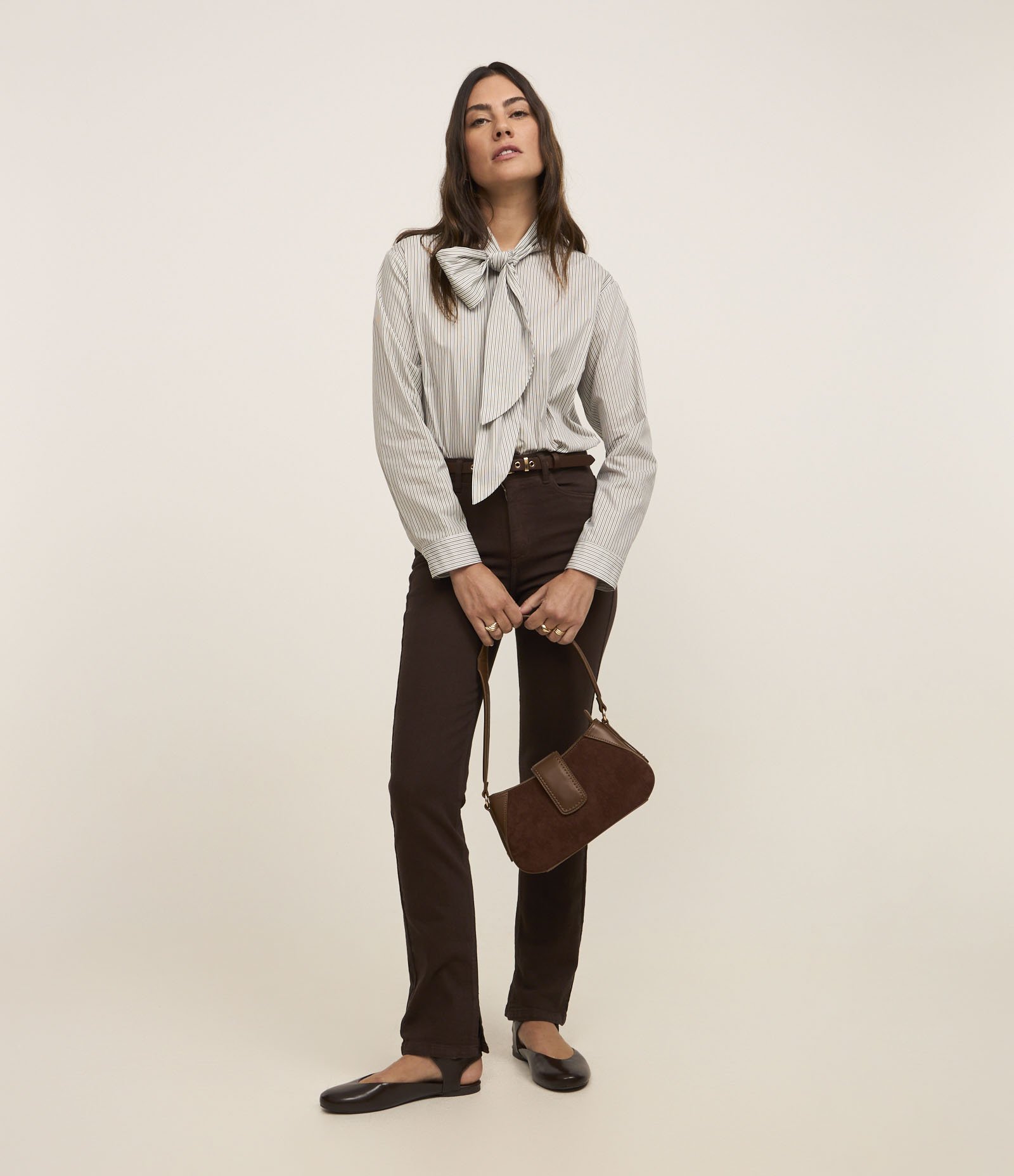 Calça Slim Cintura Média em Jeans com Elastano e Fenda Marrom 1