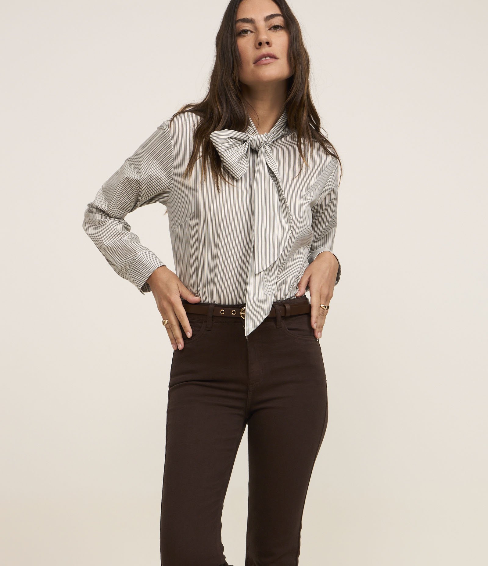 Calça Slim Cintura Média em Jeans com Elastano e Fenda Marrom 2