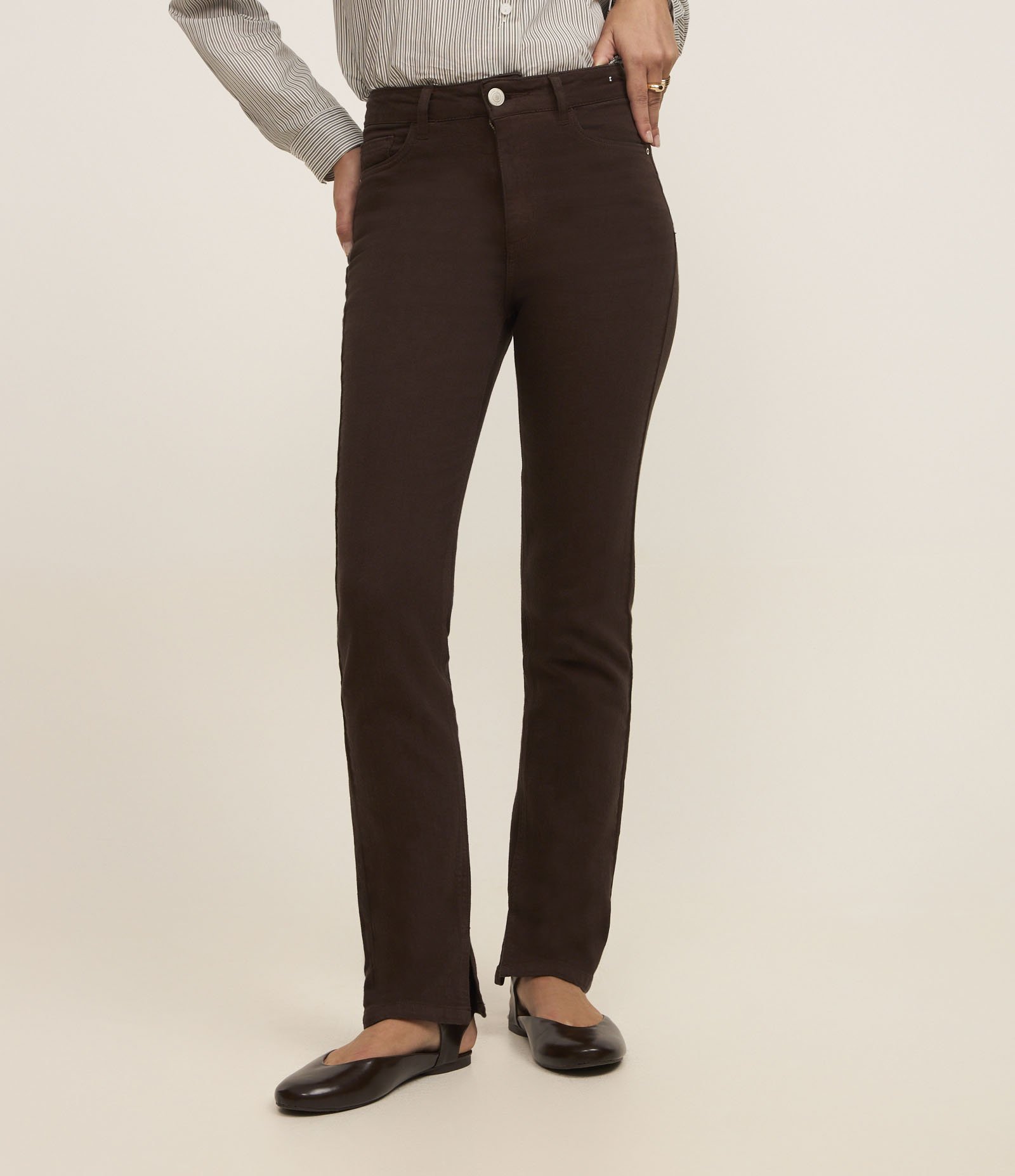 Calça Slim Cintura Média em Jeans com Elastano e Fenda Marrom 3