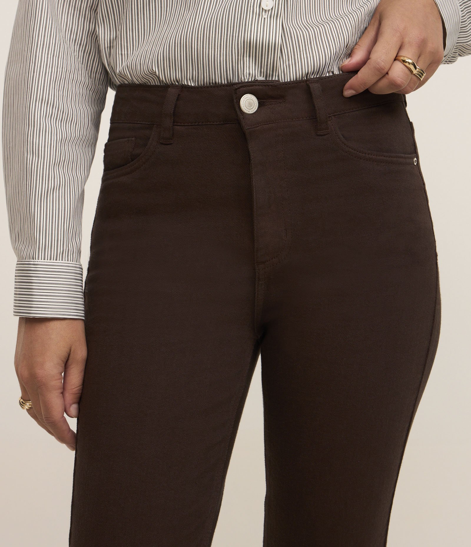 Calça Slim Cintura Média em Jeans com Elastano e Fenda Marrom 4