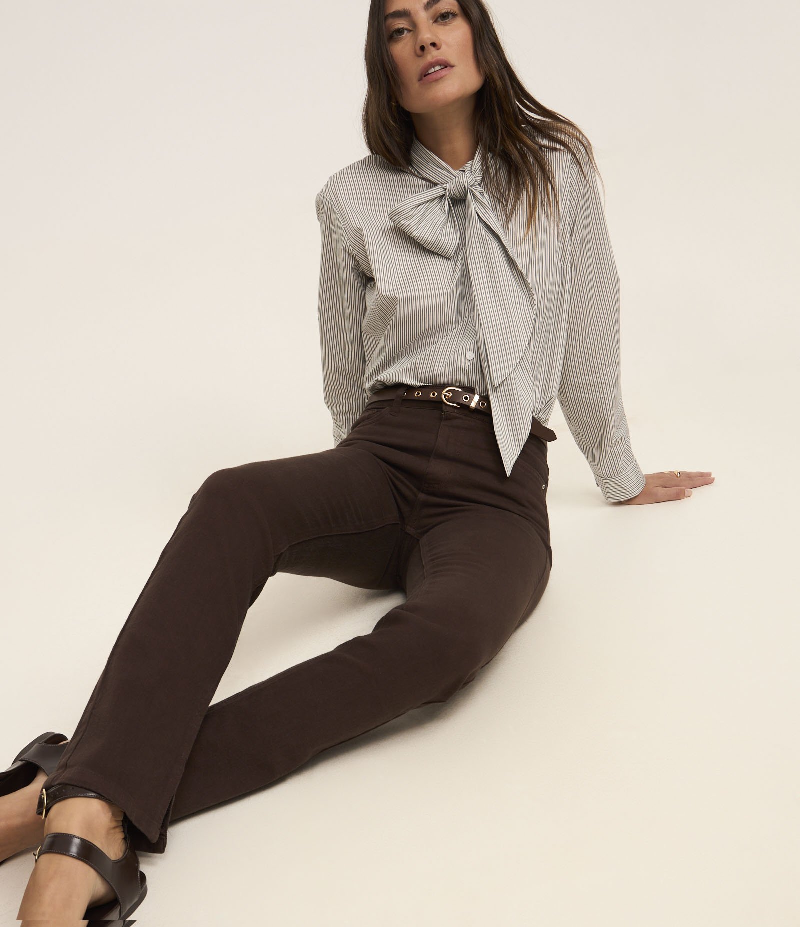 Calça Slim Cintura Média em Jeans com Elastano e Fenda Marrom 5