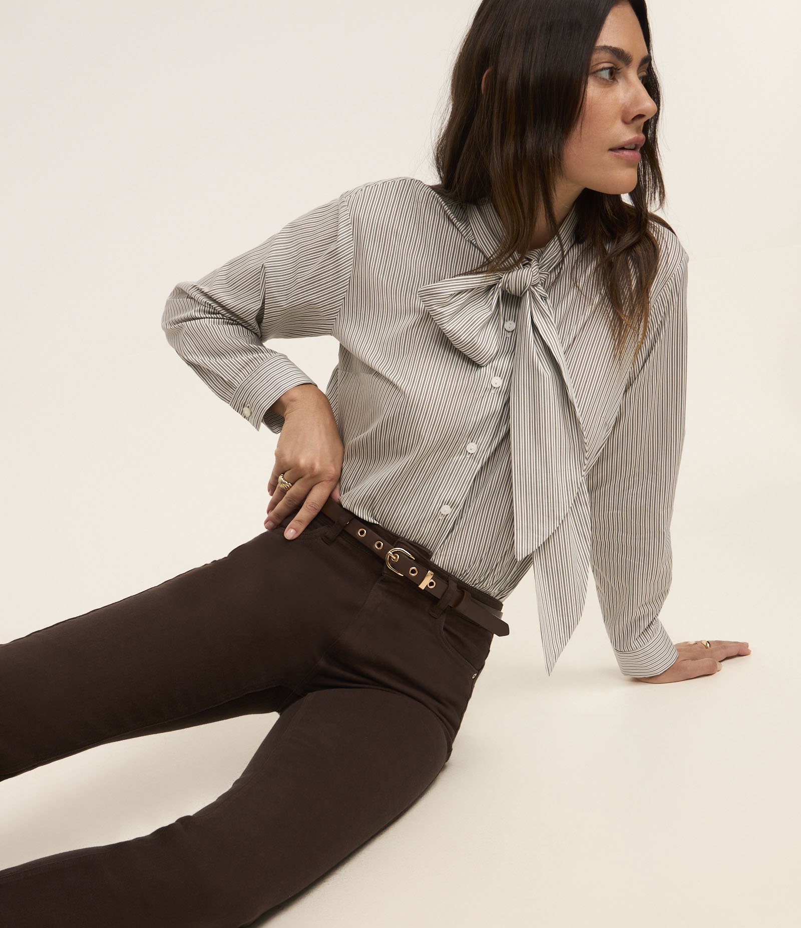 Calça Slim Cintura Média em Jeans com Elastano e Fenda Marrom 6