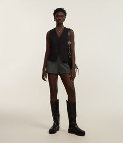 Short Curto em Jacquard Espinha de Peixe com Friso Frontal