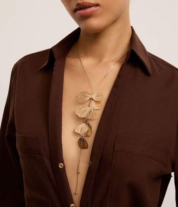 Colar Longo em Metal com Pingentes de Pétalas