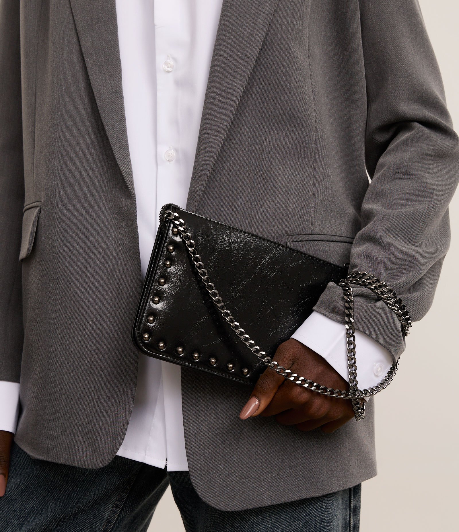 Bolsa Transversal Pequena com Bolsos e Alça de Corrente Preto 8