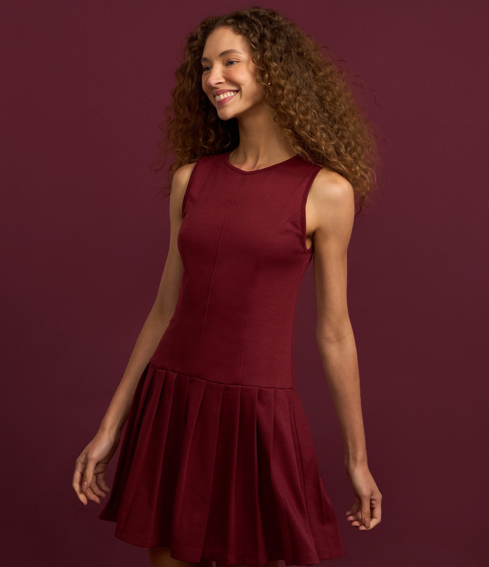 Vestido Curto Godê em Ponto Roma com Saia de Pregas Vermelho 4