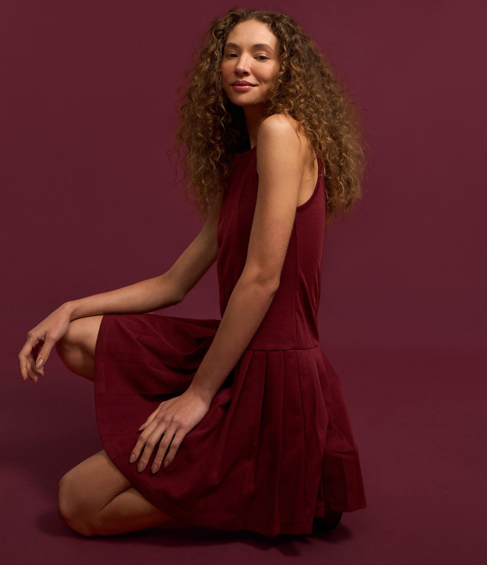 Vestido Curto Godê em Ponto Roma com Saia de Pregas Vermelho 5