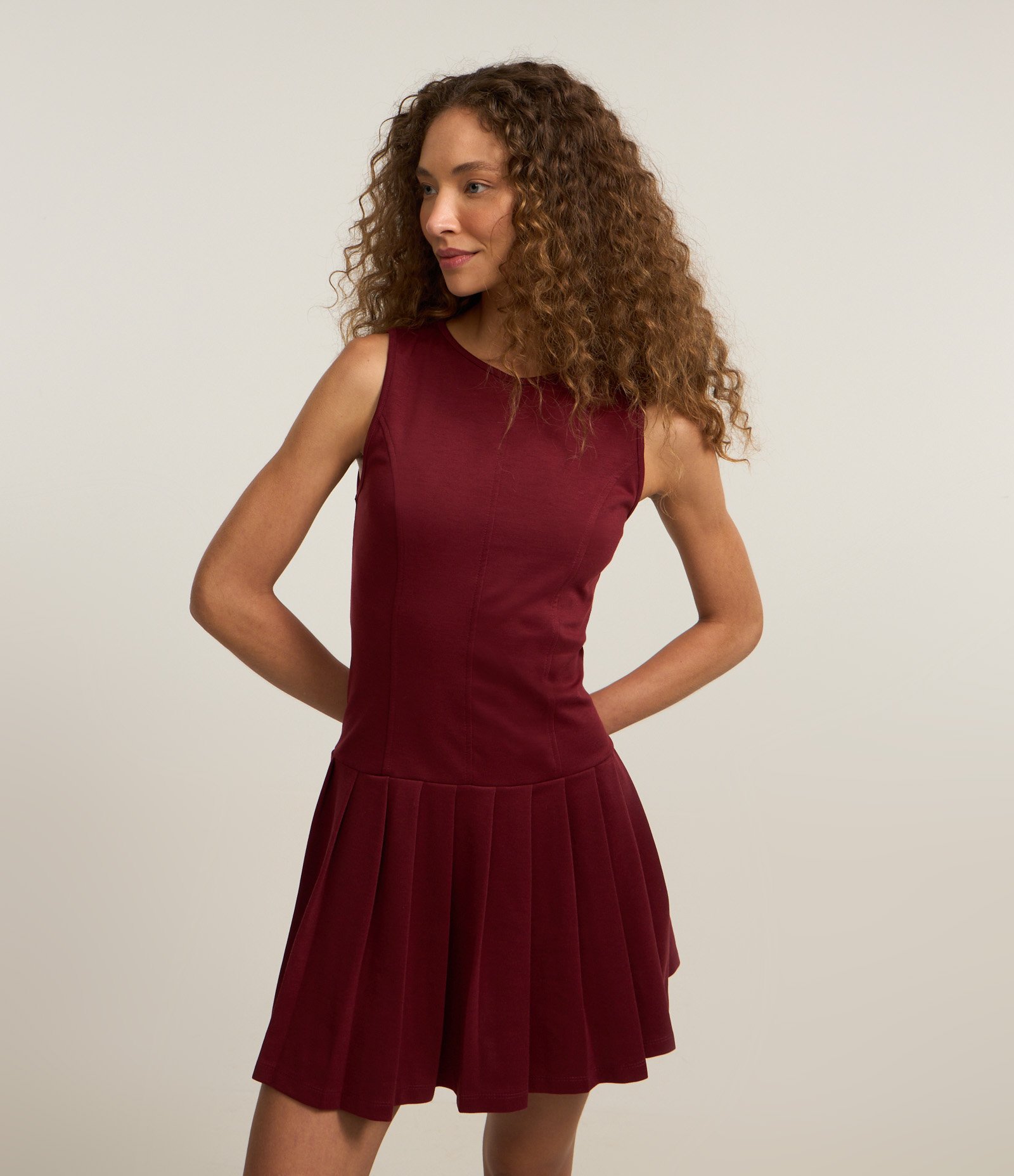 Vestido Curto Godê em Ponto Roma com Saia de Pregas Vermelho 1