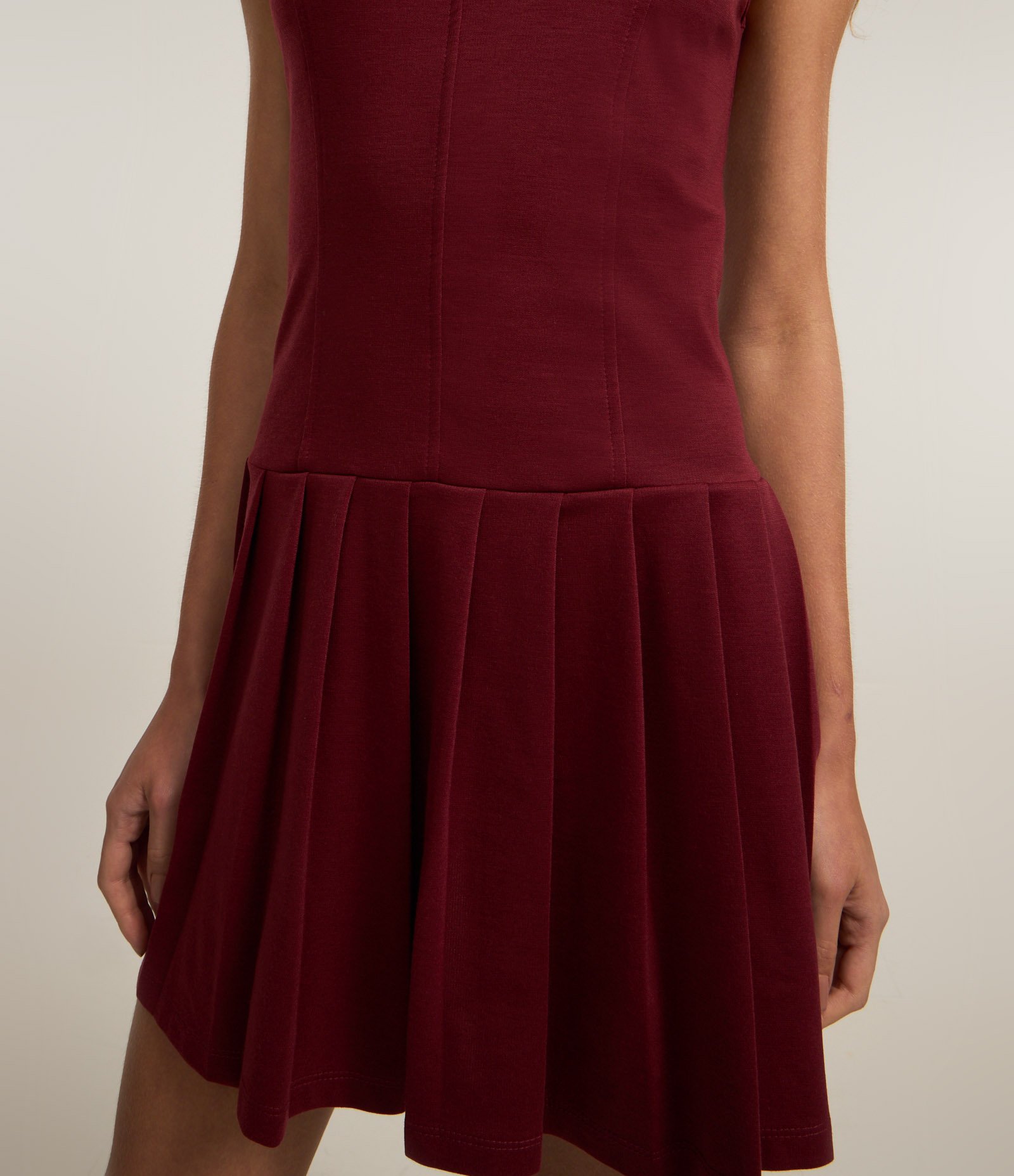 Vestido Curto Godê em Ponto Roma com Saia de Pregas Vermelho 3