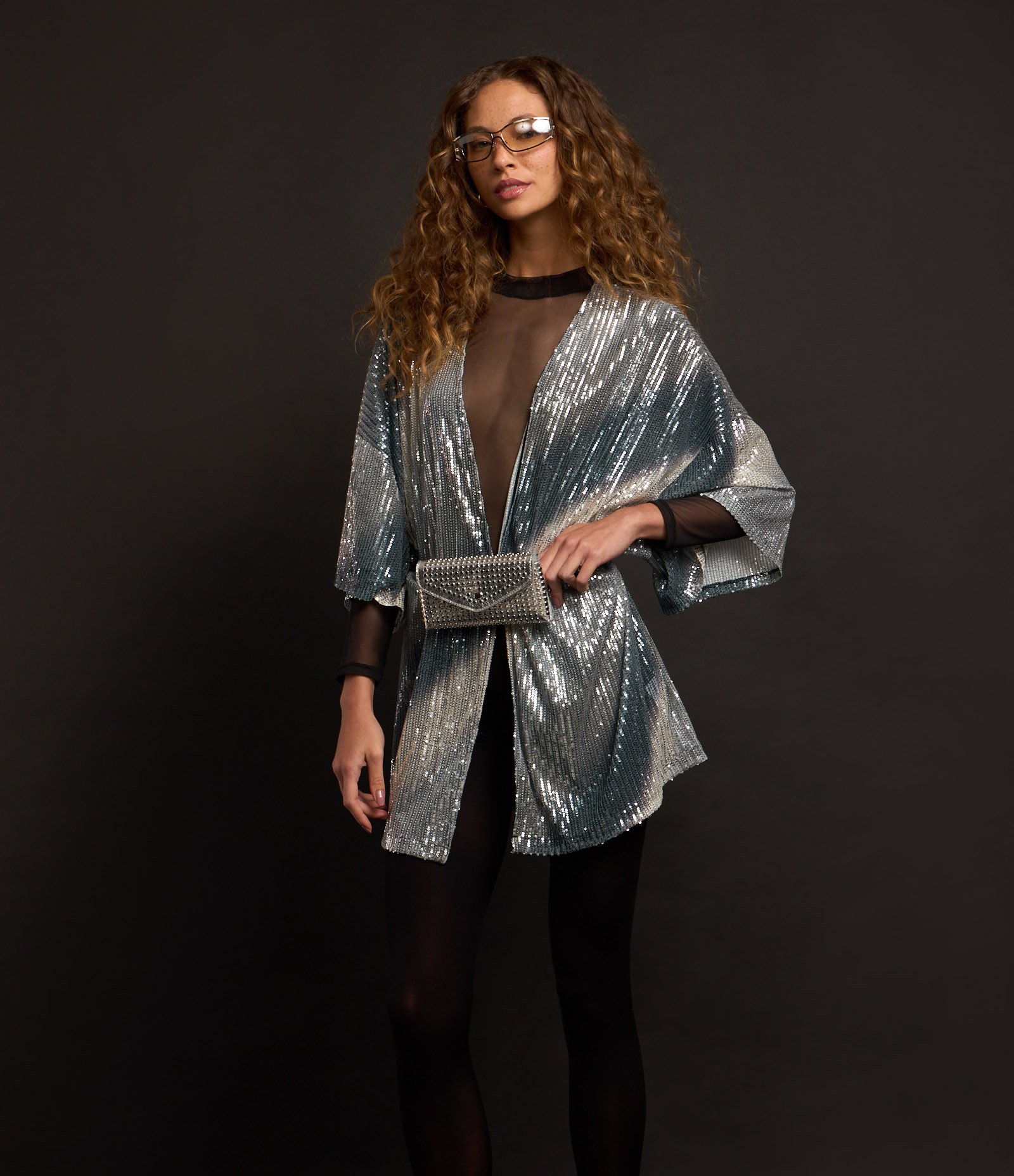 Kimono Alongado em Paetê Degradê com Manga Curta Cinza 4