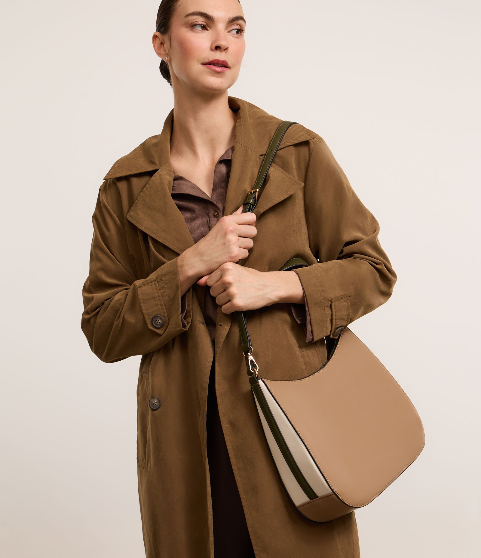 Bolsa Hobo Média com Alça Longa Removível e Detalhe Laterais Bege/Marrom 7