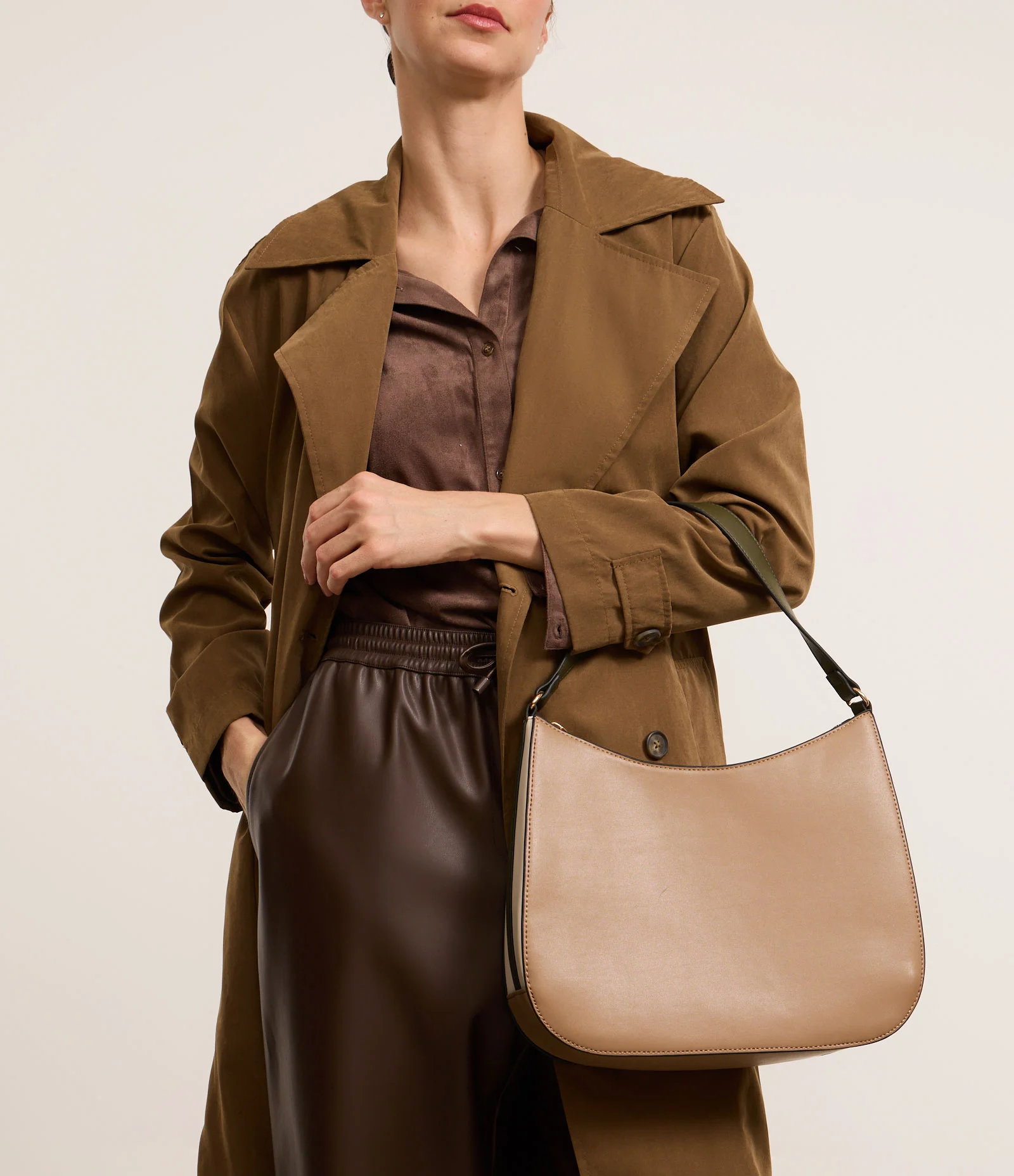 Bolsa Hobo Média com Alça Longa Removível e Detalhe Laterais Bege/Marrom 1