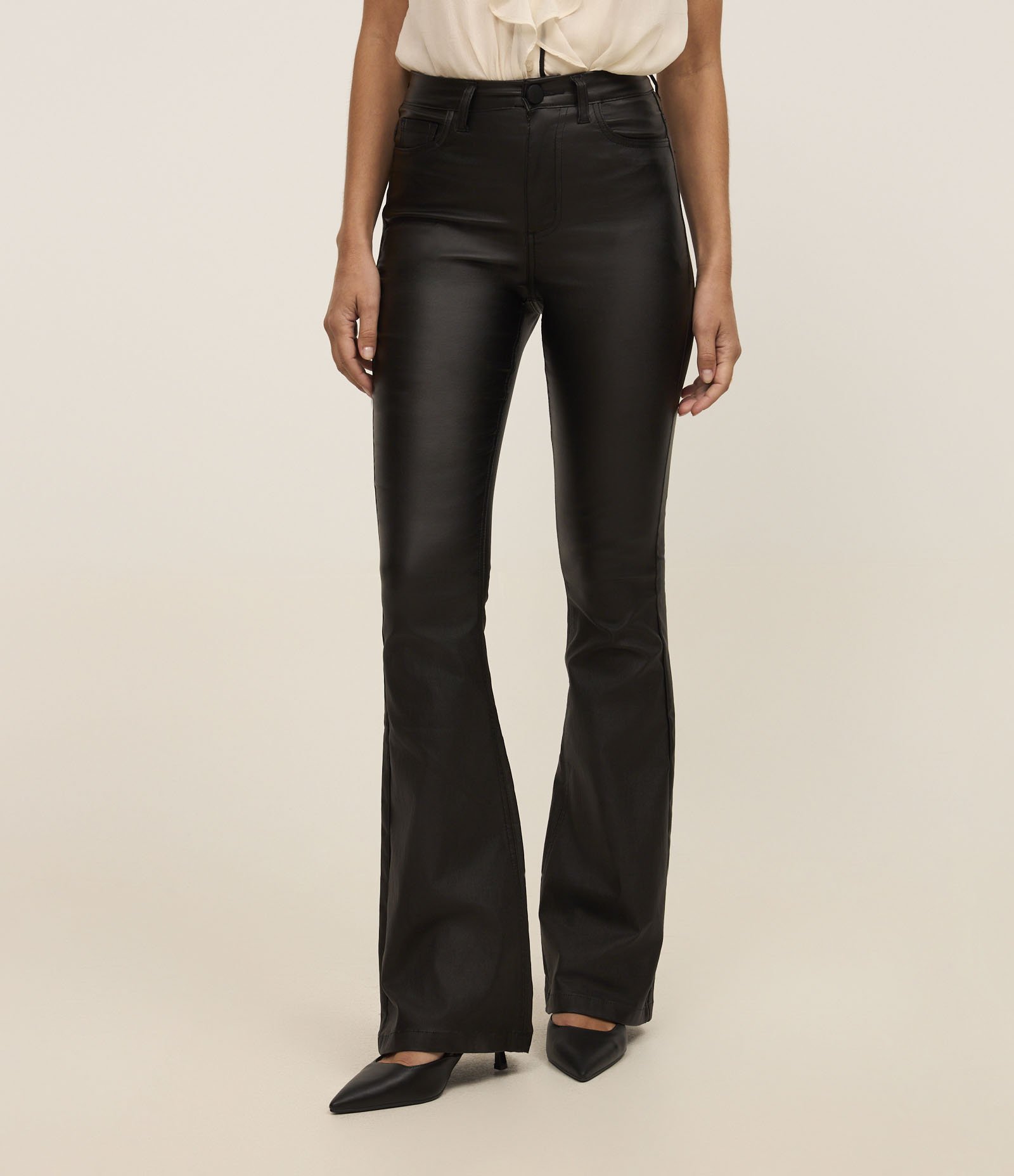 Calça Bootcut em Sarja Resinada com Cintura Média Preto 3