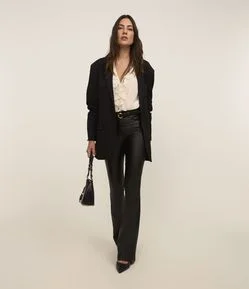 Calça Bootcut em Sarja Resinada com Cintura Média