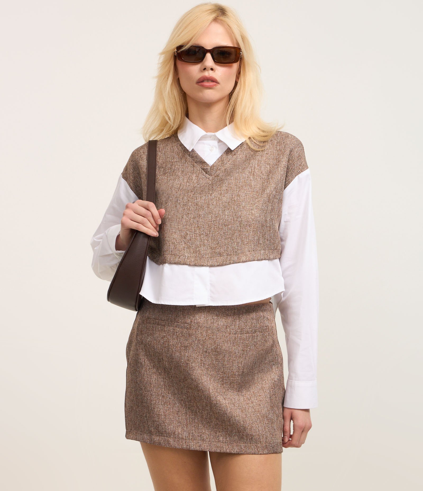 Camisa Regular em Tricoline com Colete Sobreposto Marrom/Branco 3