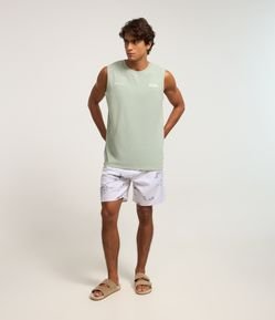 Bermuda em Microfibra com Estampa de Coqueiros e Cós com Amarração