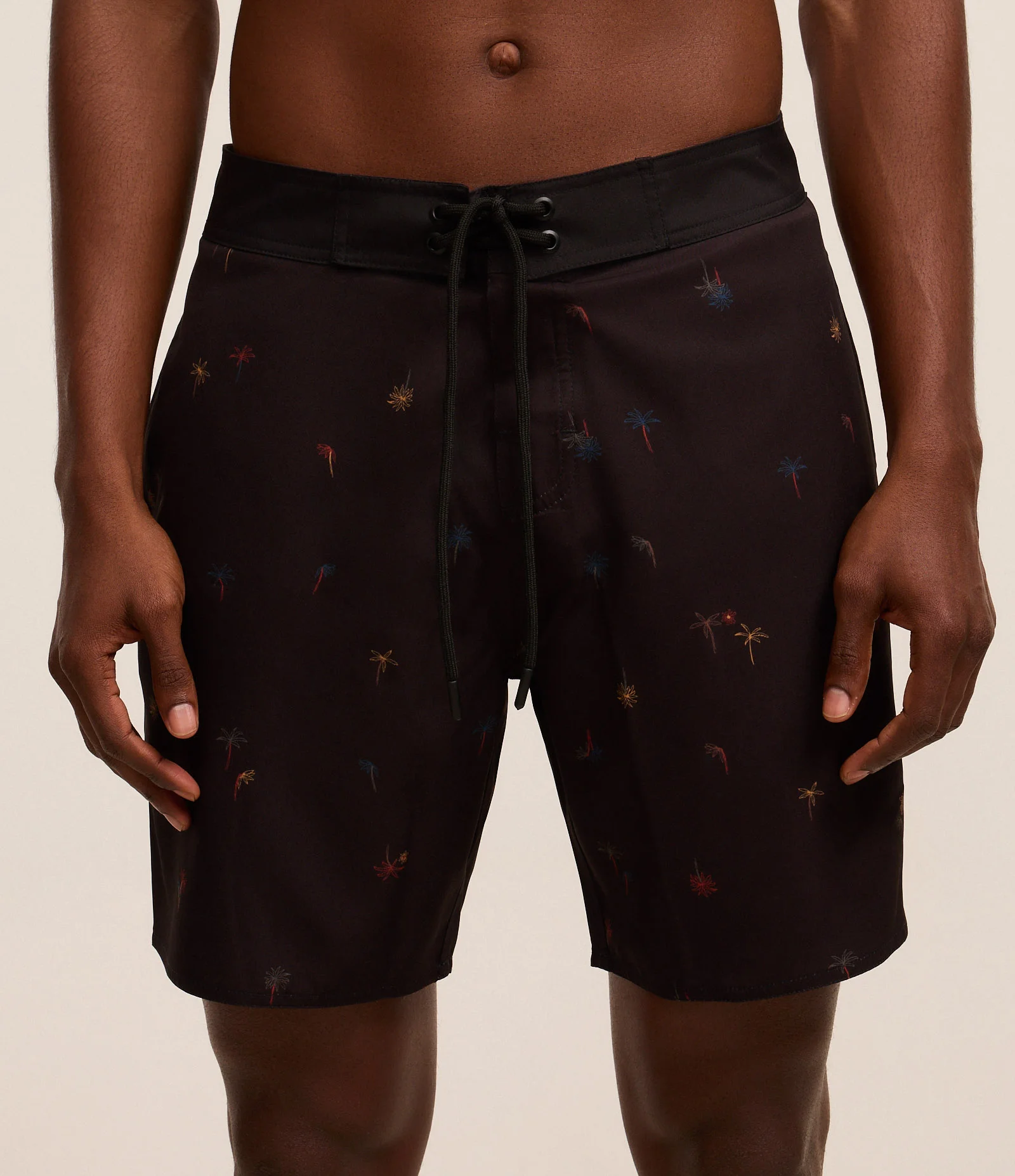 Bermuda em Microfibra com Estampa de Coqueiros e Bolso com Lapela Preto 2