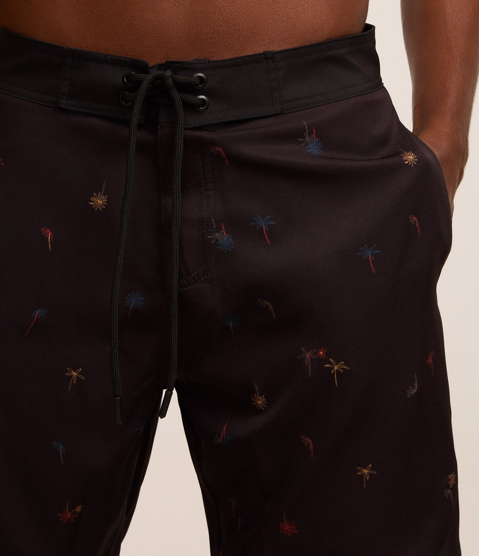 Bermuda em Microfibra com Estampa de Coqueiros e Bolso com Lapela Preto 3