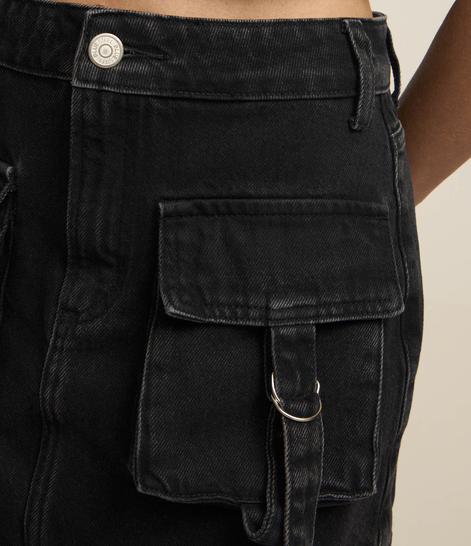 Saia Curta em Jeans Estonado com Bolsos Frontais Cargo Preto 4