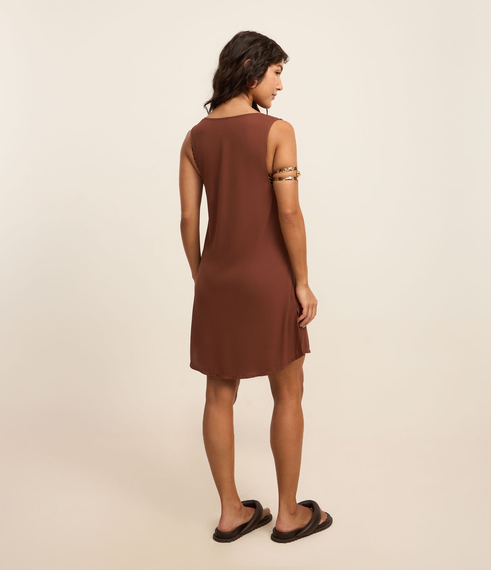 Saída de Praia Vestido Sem Manga em Crepe Marrom 3