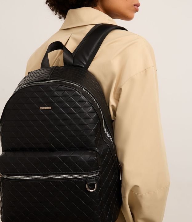 Mochila com Bolso Frontal Texturizado e Detalhes de Níquel