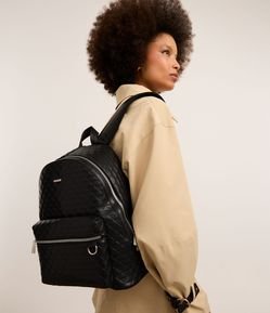 Mochila com Bolso Frontal Texturizado e Detalhes de Níquel