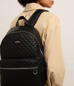 Mochila com Bolso Frontal Texturizado e Detalhes de Níquel