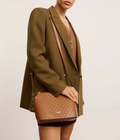 Bolsa Transversal Média com Textura Embossed e Detalhes de Metal