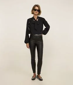 Calça Skinny em Sarja Resinada com Cintura Média