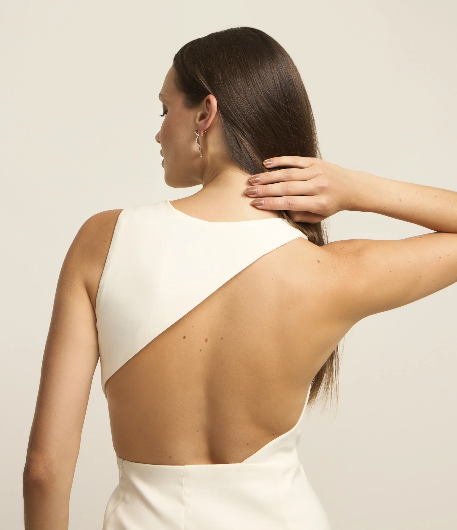 Vestido Curto em Bengaline com Recorte Assimétrico Branco 2