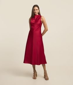 Vestido Midi Acetinado com Gola Alta