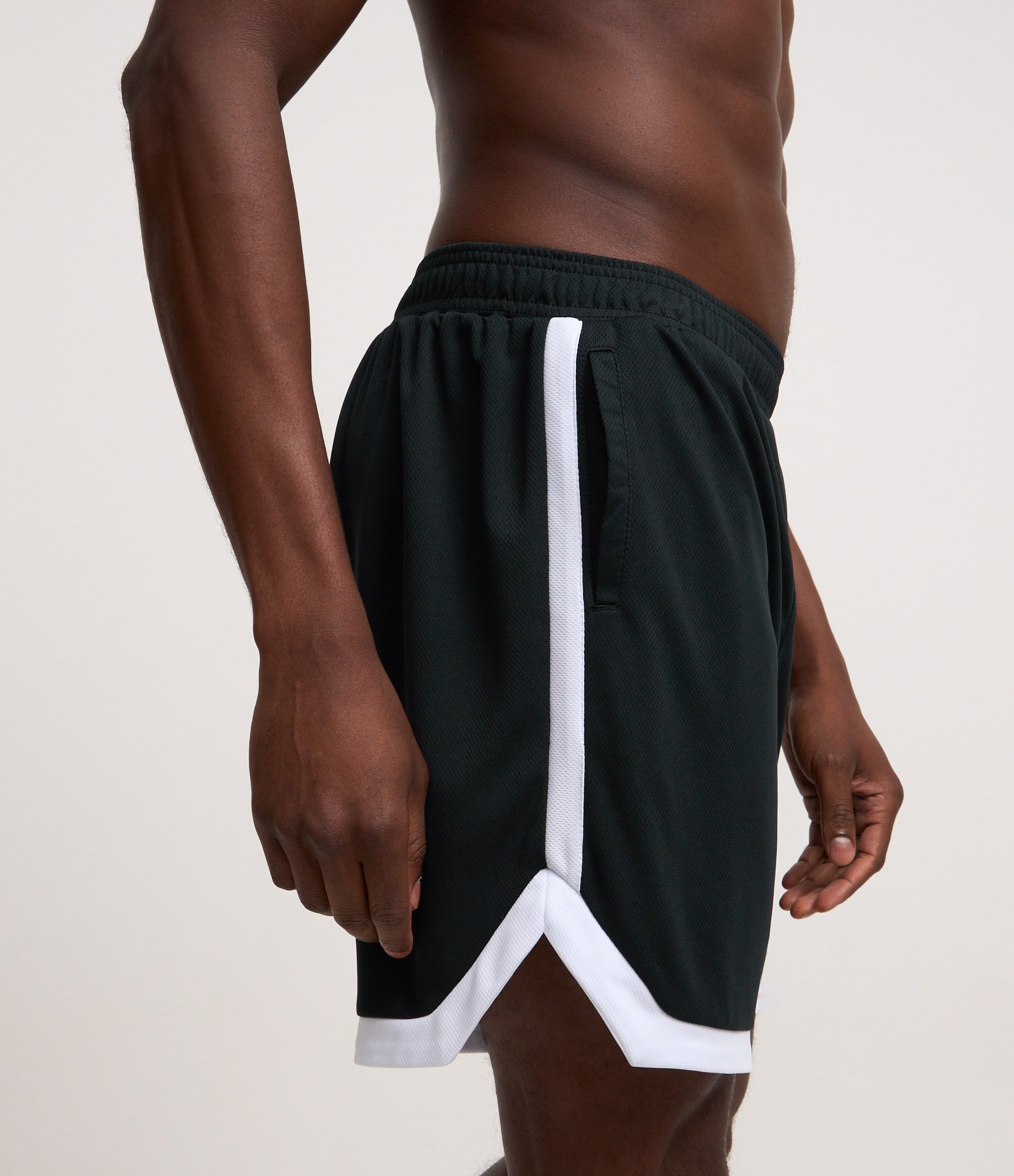 Bermuda Esportiva de Basquete em Tecnologia Dry com Cós Elástico Preto 4