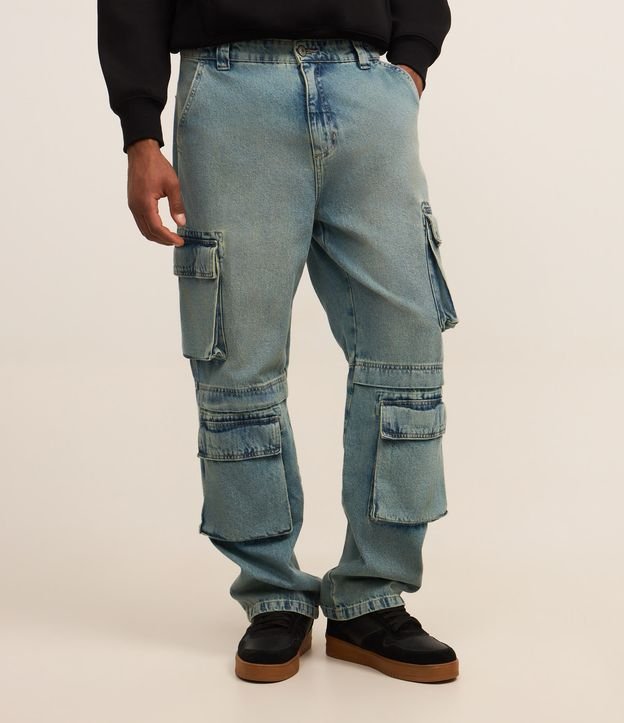 Calça Baggy em Jeans com Recortes e Bolso Cargo