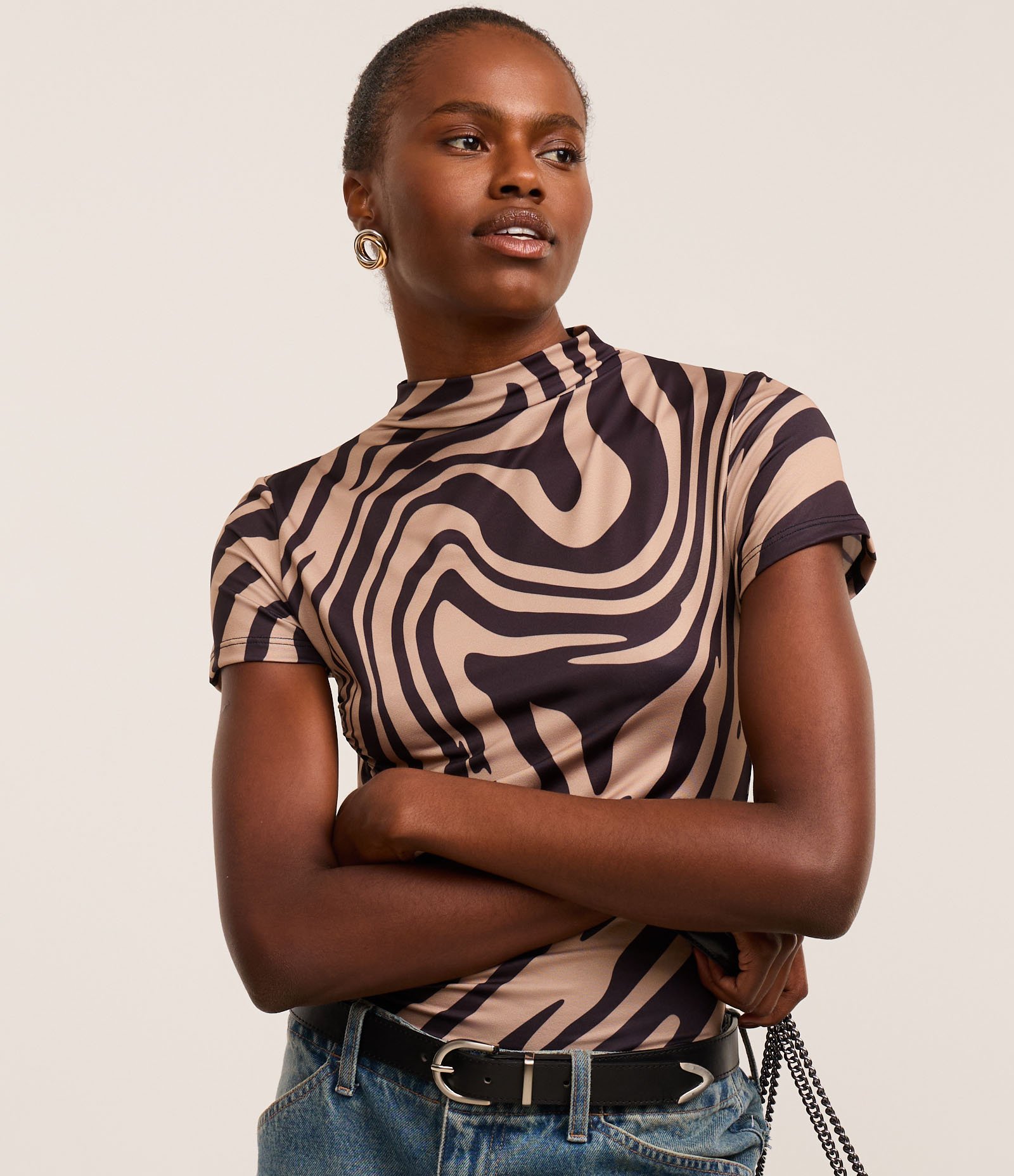 Blusa em Microfibra com Gola Alta e Estampa Zebra Marrom 1