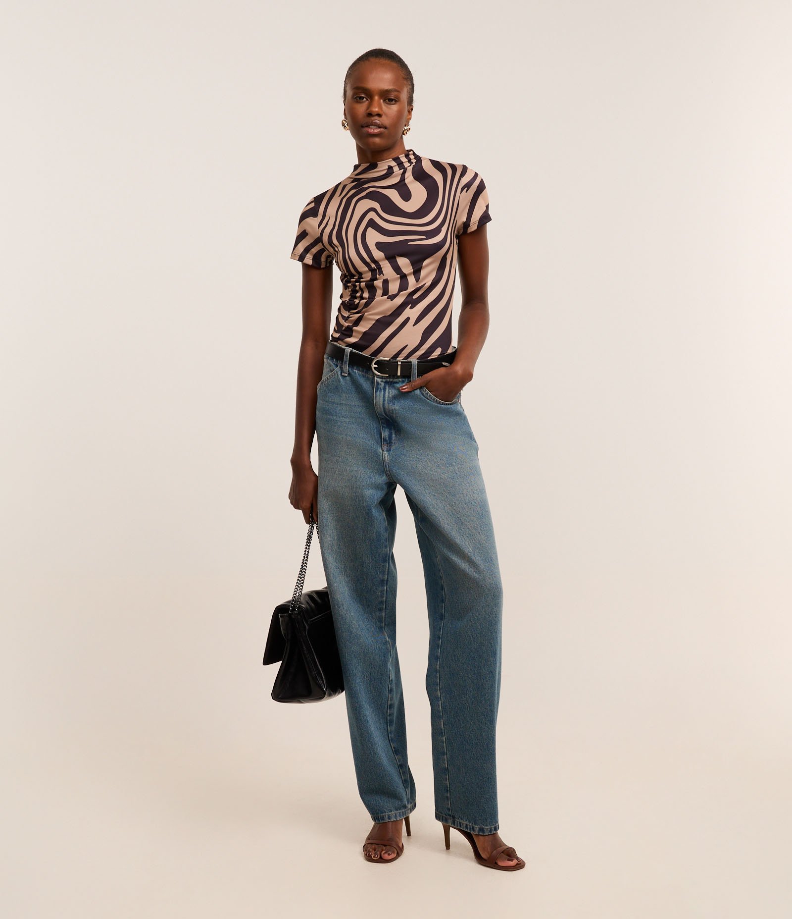 Blusa em Microfibra com Gola Alta e Estampa Zebra Marrom 2