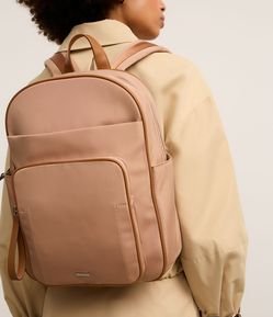 Mochila Retangular com Bolsos e Fechamento em Zíper