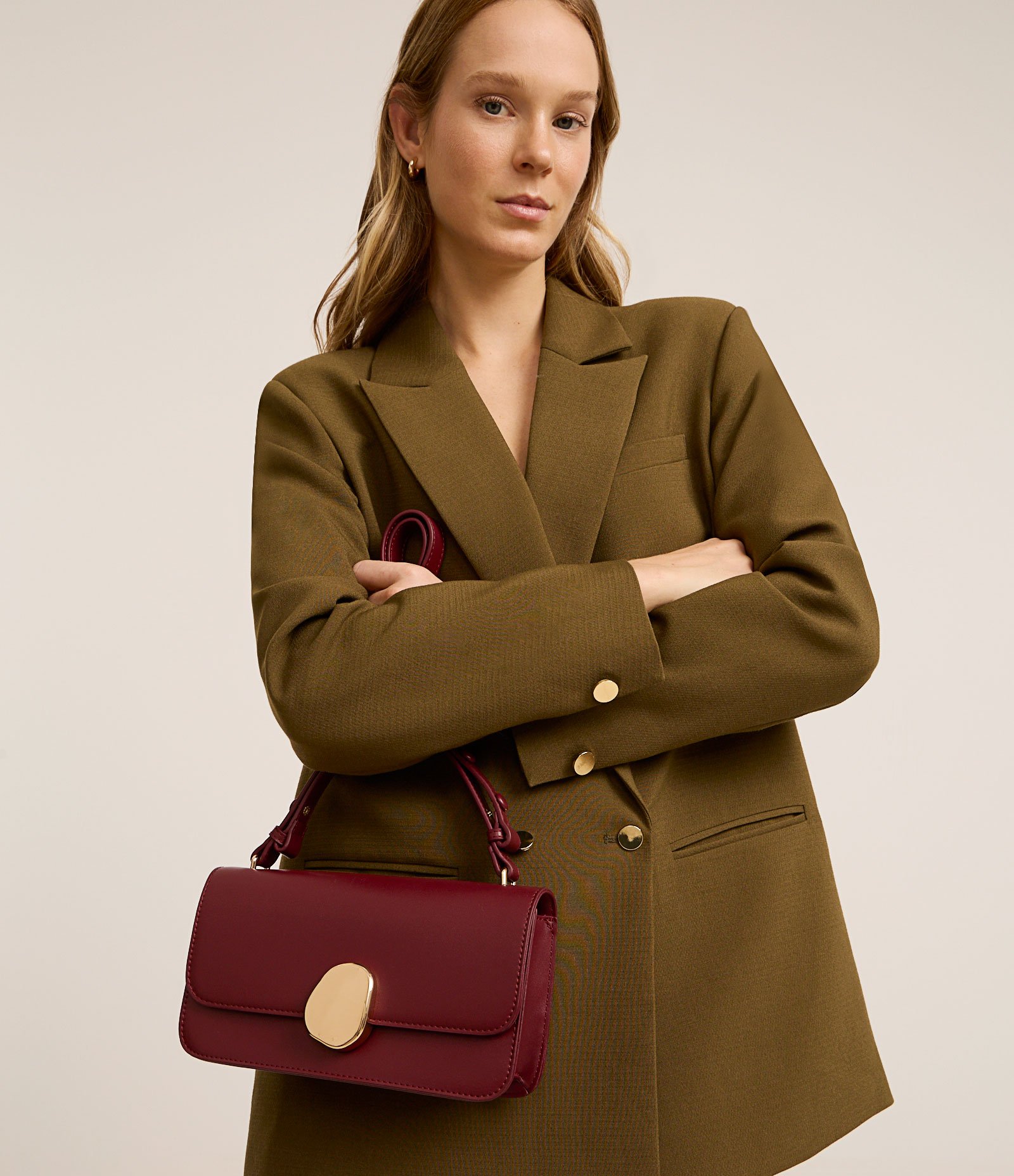Bolsa Shoulder Média com Tampa e Detalhe Metalizado Vinho 8