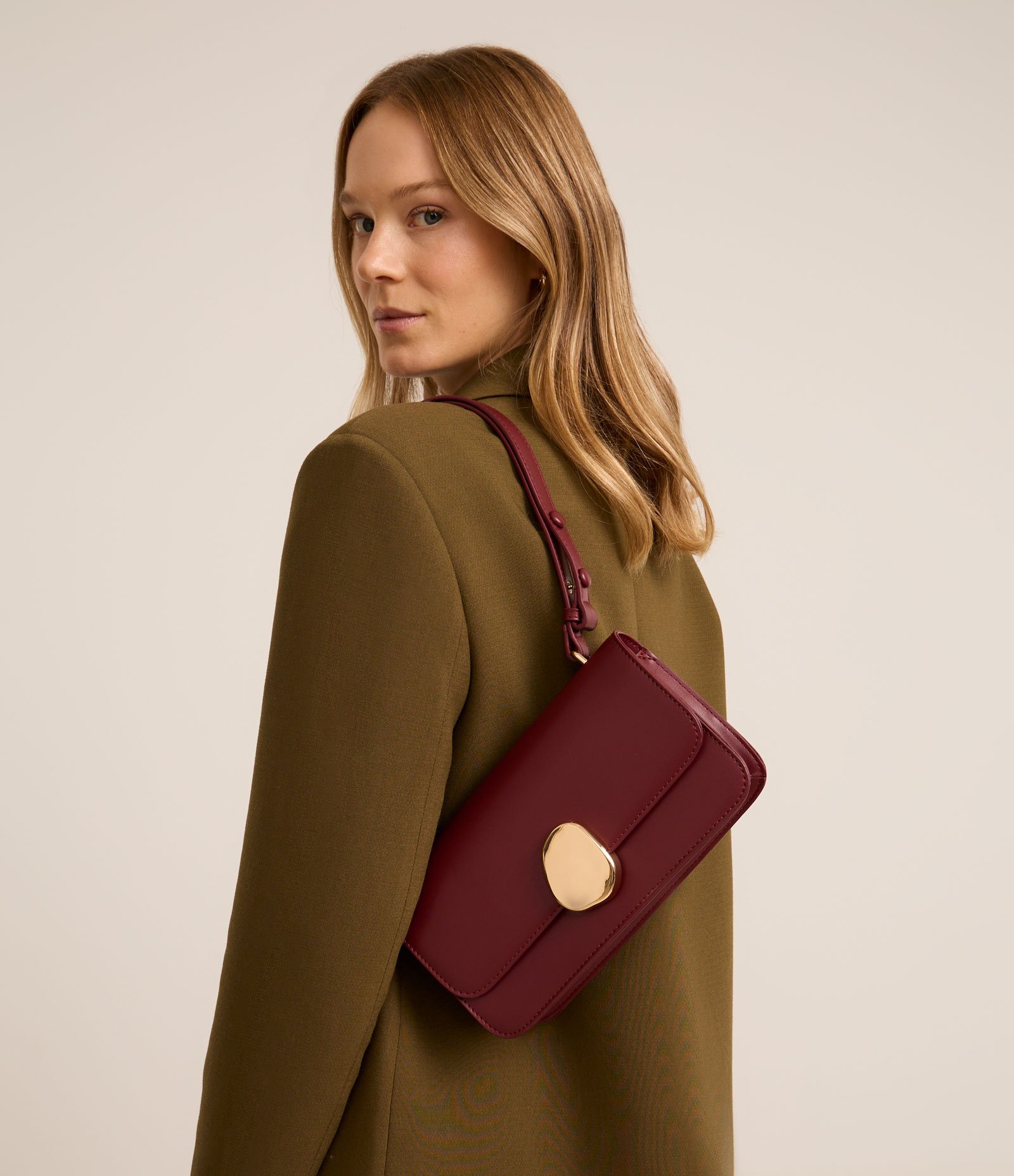 Bolsa Shoulder Média com Tampa e Detalhe Metalizado Vinho 1