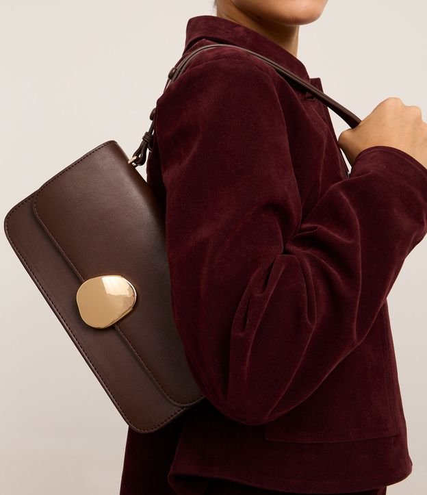 Bolsa Shoulder Média com Tampa e Detalhe Metalizado