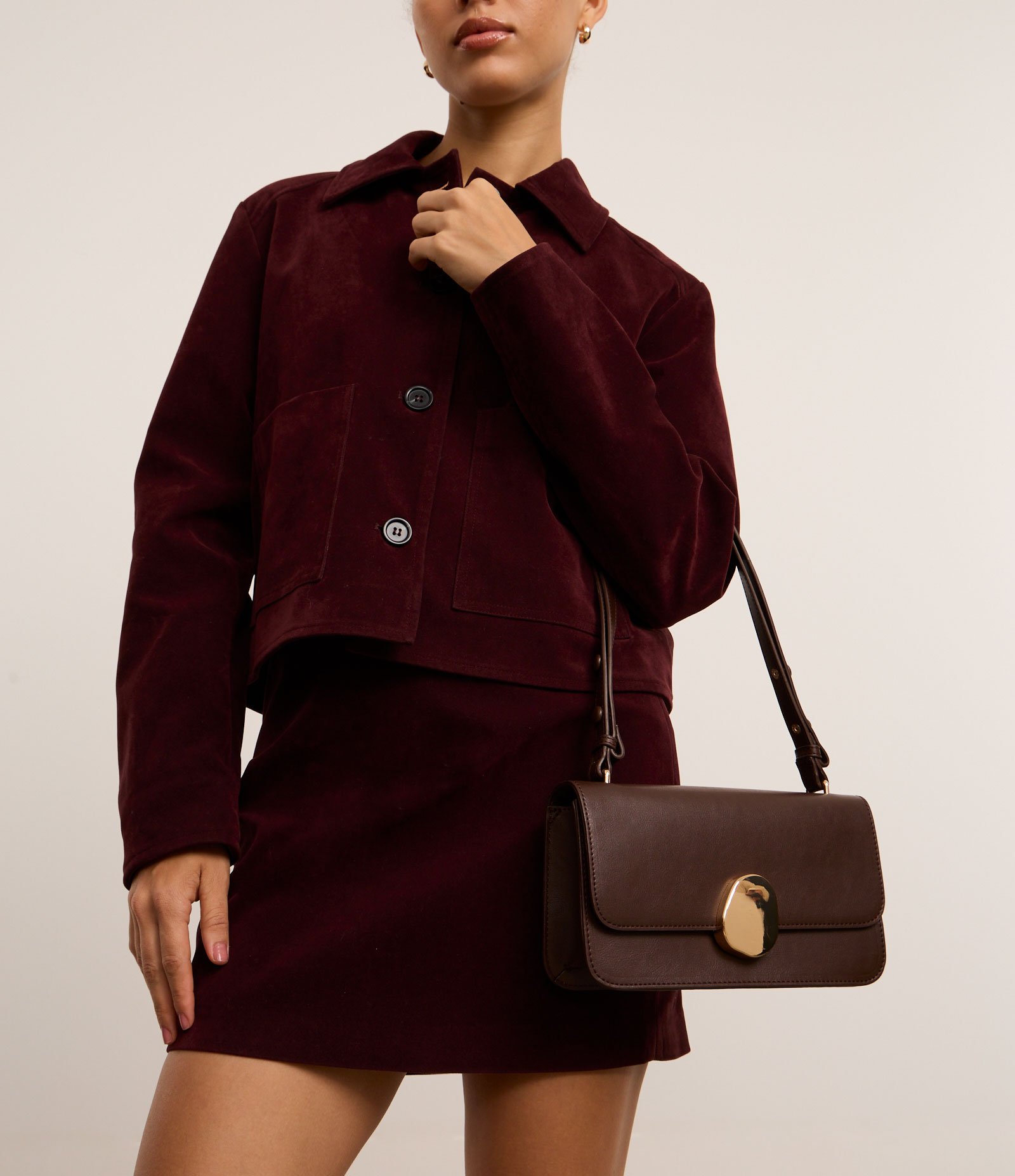 Bolsa Shoulder Média com Tampa e Detalhe Metalizado Marrom 8