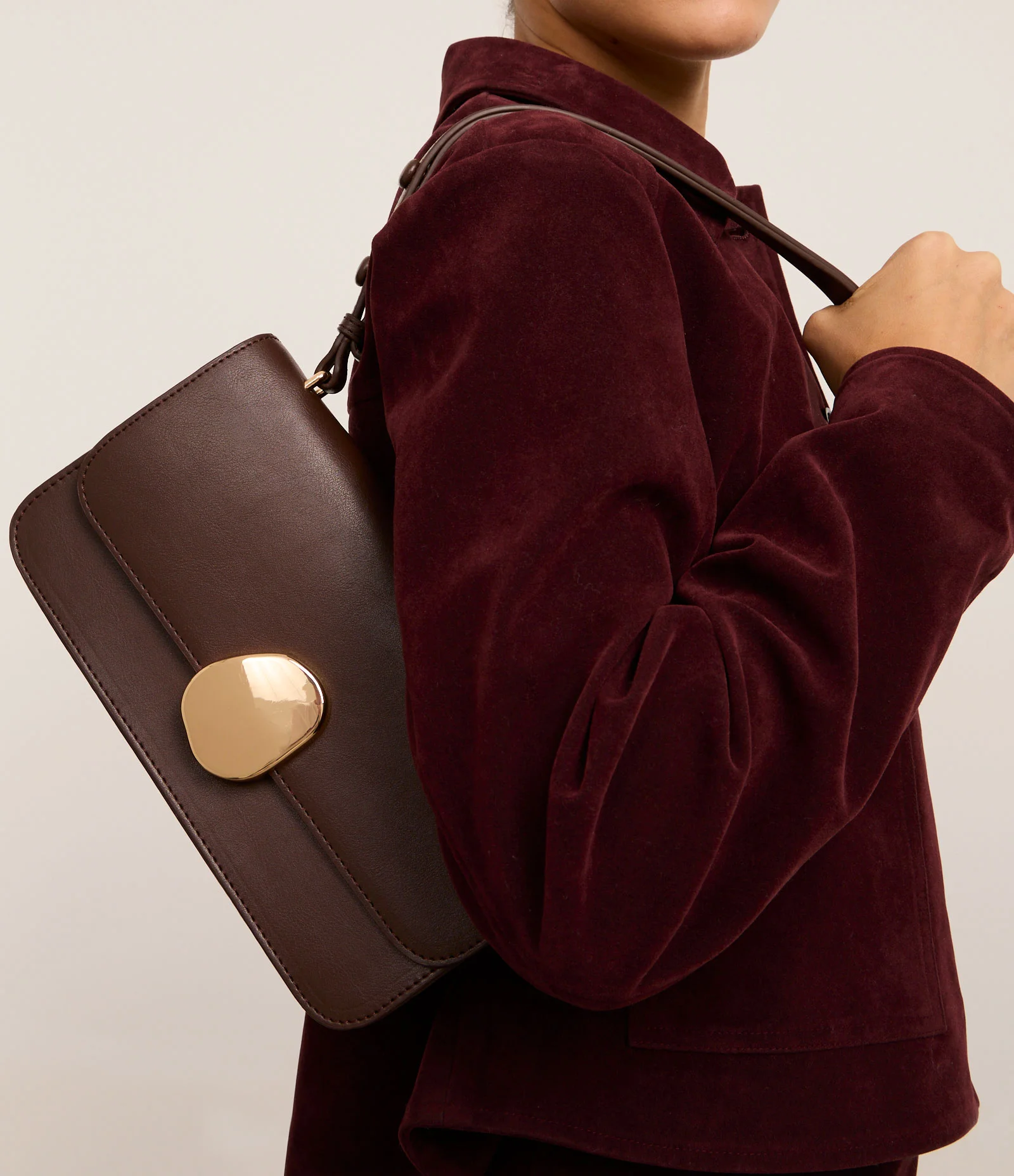 Bolsa Shoulder Média com Tampa e Detalhe Metalizado Marrom 1