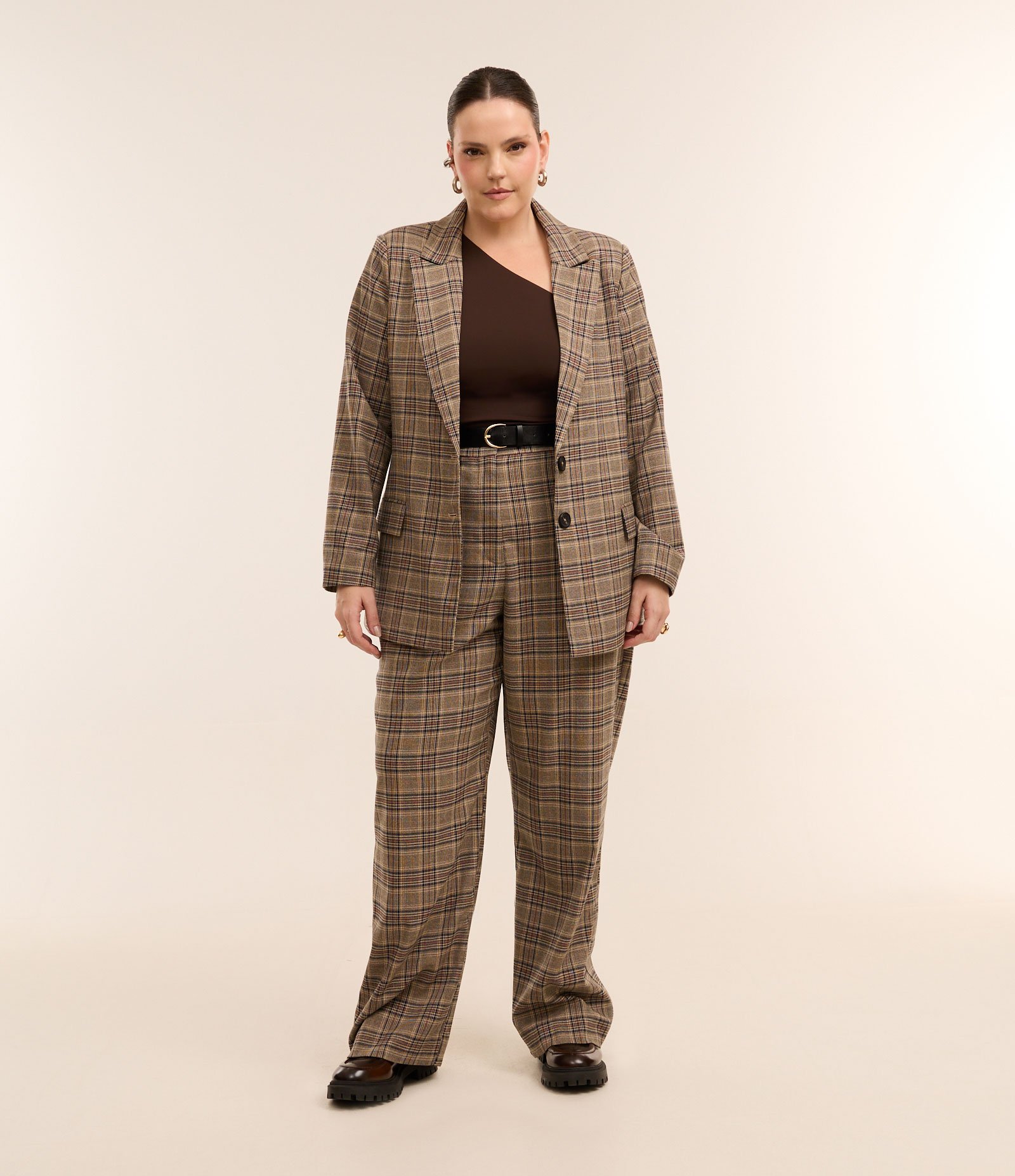 Blazer Alfaiataria Estampa Xadrez e Bolsos Curve & Plus Size Cinza 3