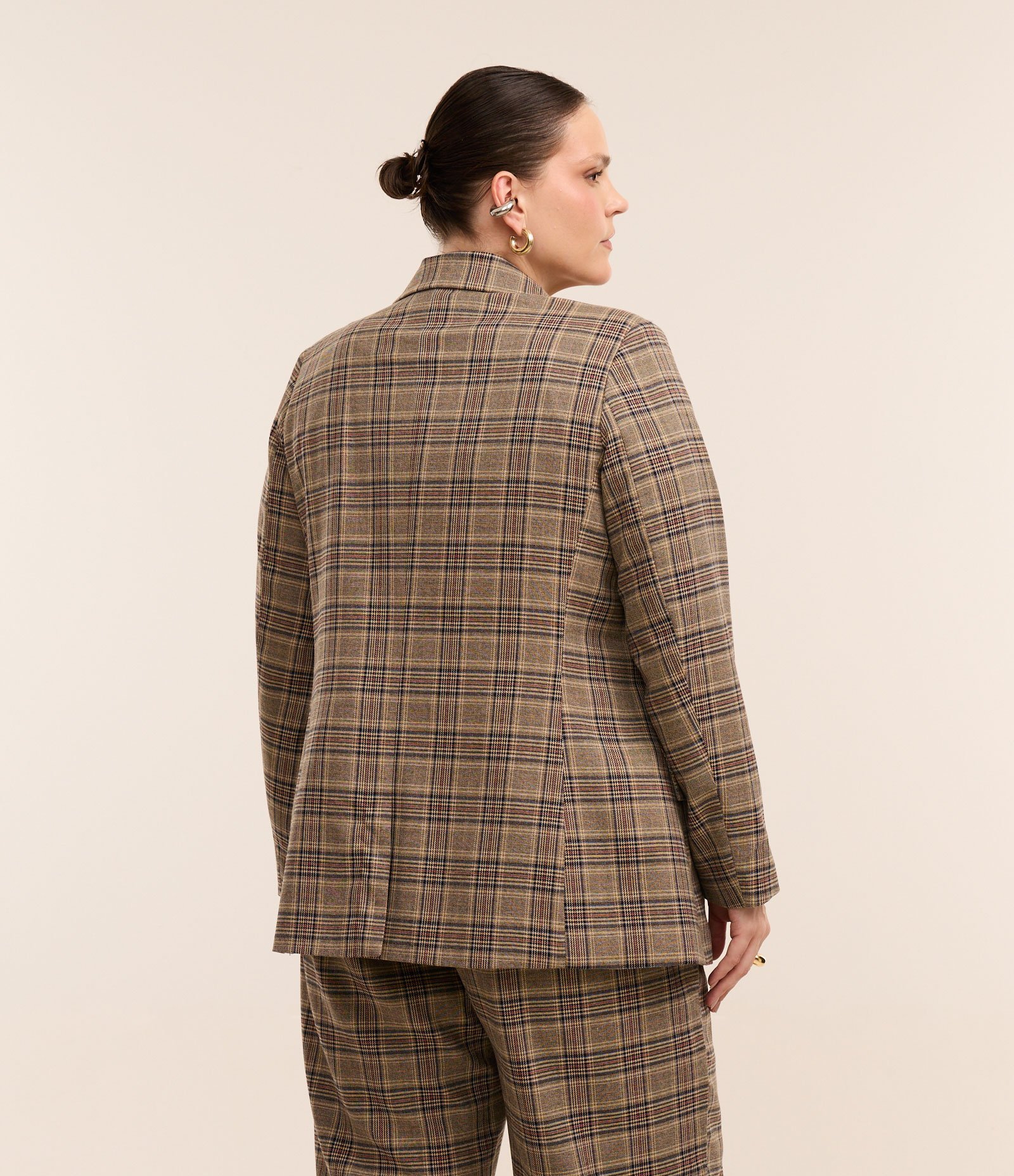Blazer Alfaiataria Estampa Xadrez e Bolsos Curve & Plus Size Cinza 4