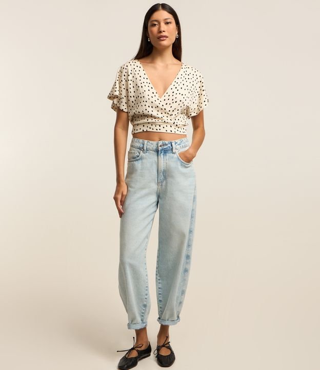 Blusa Texturizada com Estampa Poá e Decote Transpassado
