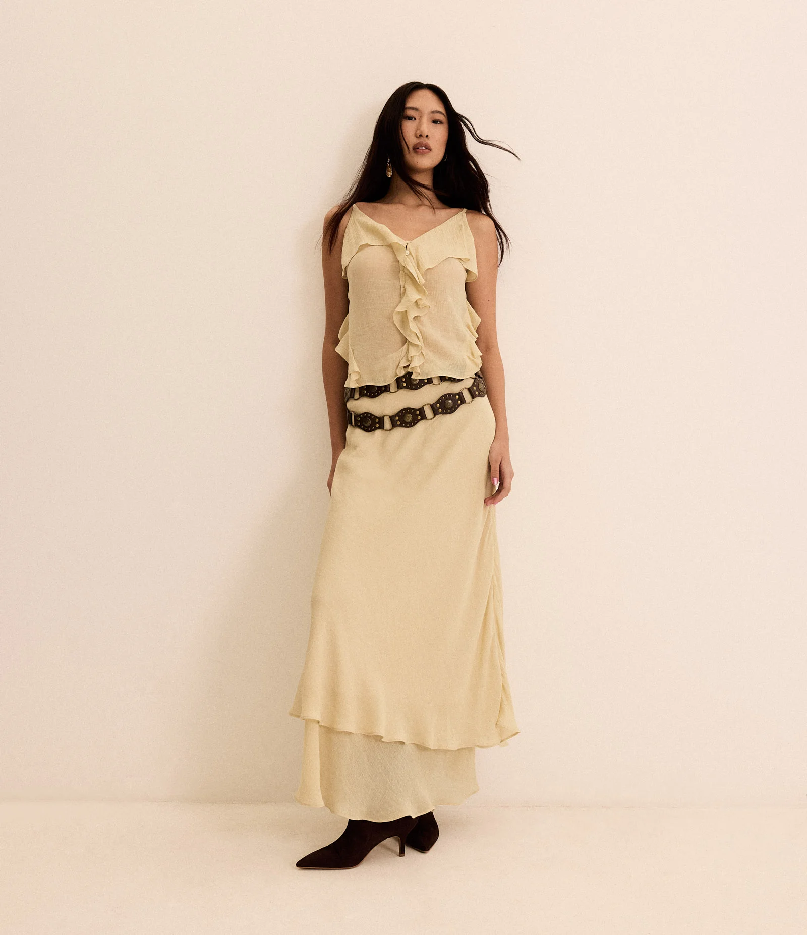 Blusa em Viscose com Babadinhos Sobrepostos e Abotoamento Bege 2