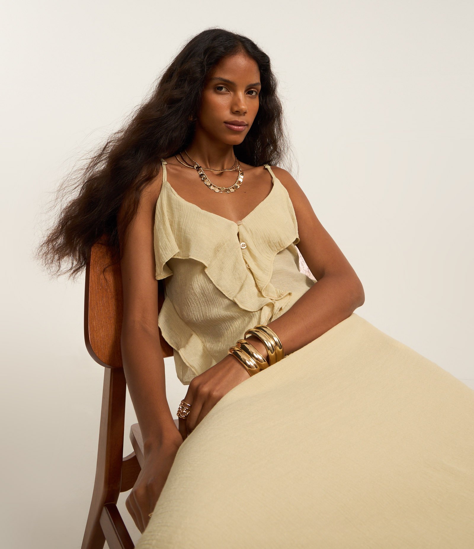 Blusa em Viscose com Babadinhos Sobrepostos e Abotoamento Bege 4